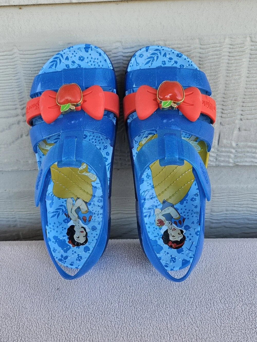 Crocs x Disney Isabella Sandals Snow White Youth SZ J2 Blue Hook & Loop